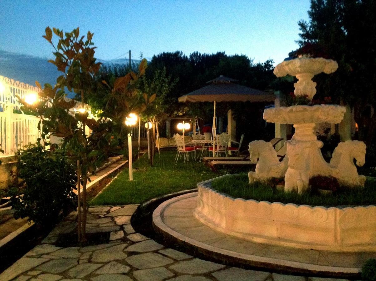 Villa Fofo - Beautiful Sea Front Villa With 650M2 Garden Nea Kallikrateia Εξωτερικό φωτογραφία
