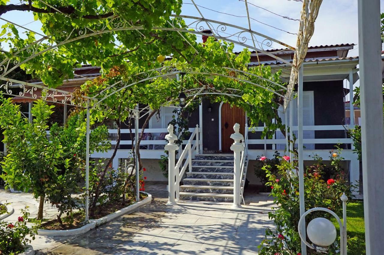 Villa Fofo - Beautiful Sea Front Villa With 650M2 Garden Nea Kallikrateia Εξωτερικό φωτογραφία