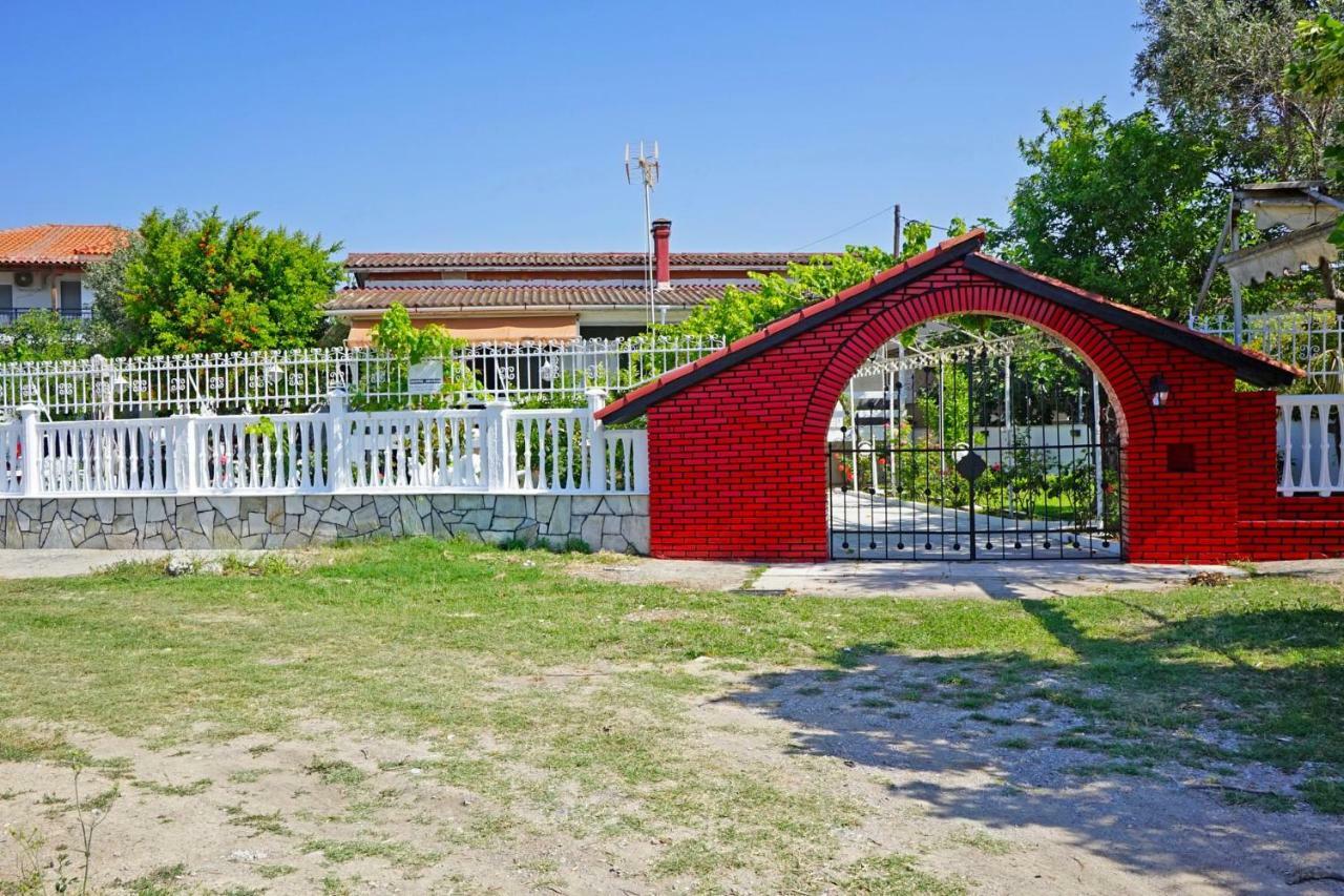 Villa Fofo - Beautiful Sea Front Villa With 650M2 Garden Nea Kallikrateia Εξωτερικό φωτογραφία