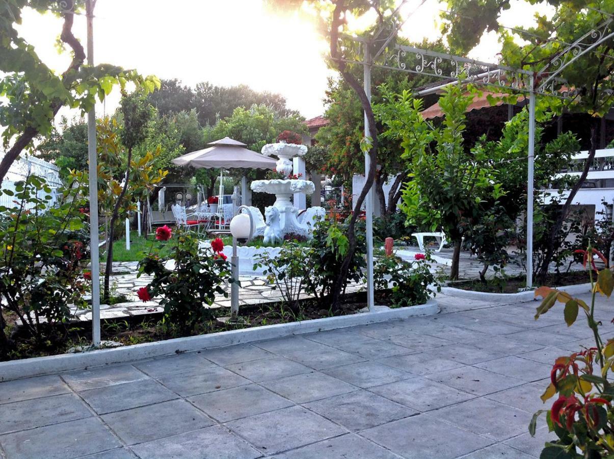 Villa Fofo - Beautiful Sea Front Villa With 650M2 Garden Nea Kallikrateia Εξωτερικό φωτογραφία