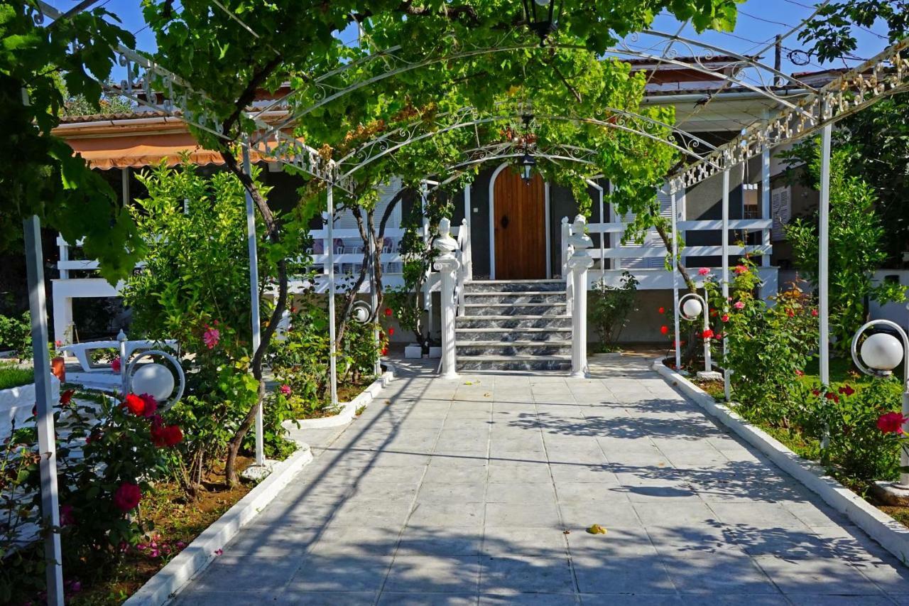 Villa Fofo - Beautiful Sea Front Villa With 650M2 Garden Nea Kallikrateia Εξωτερικό φωτογραφία